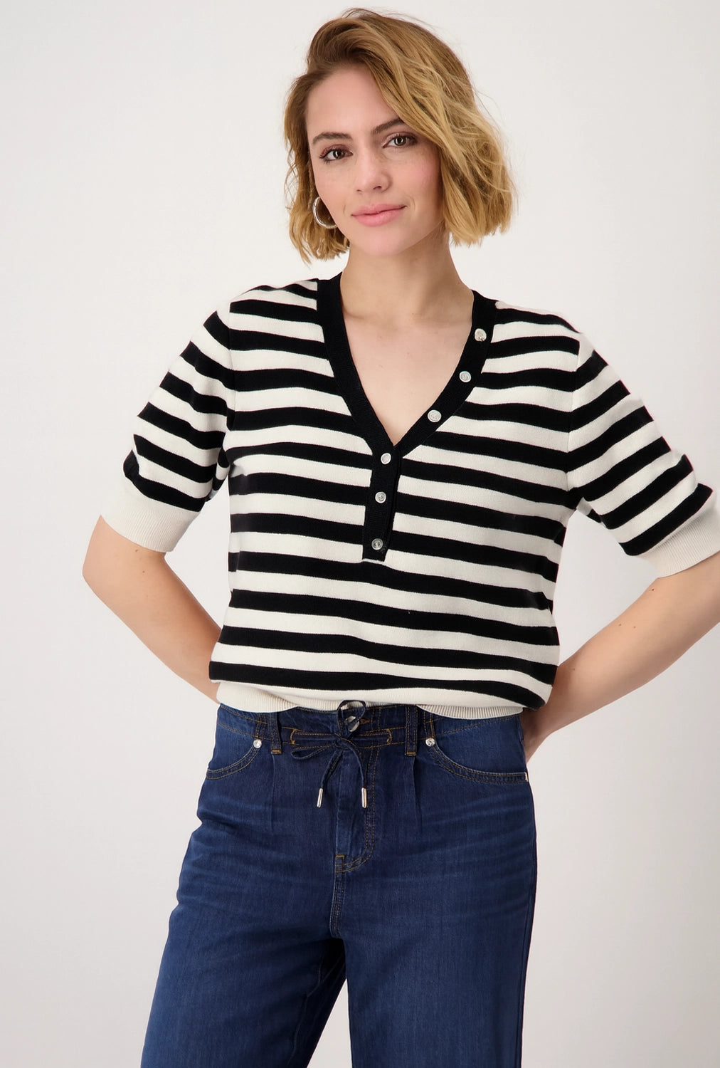 Monari Short-sleeved knitted jumper with buttons 409958