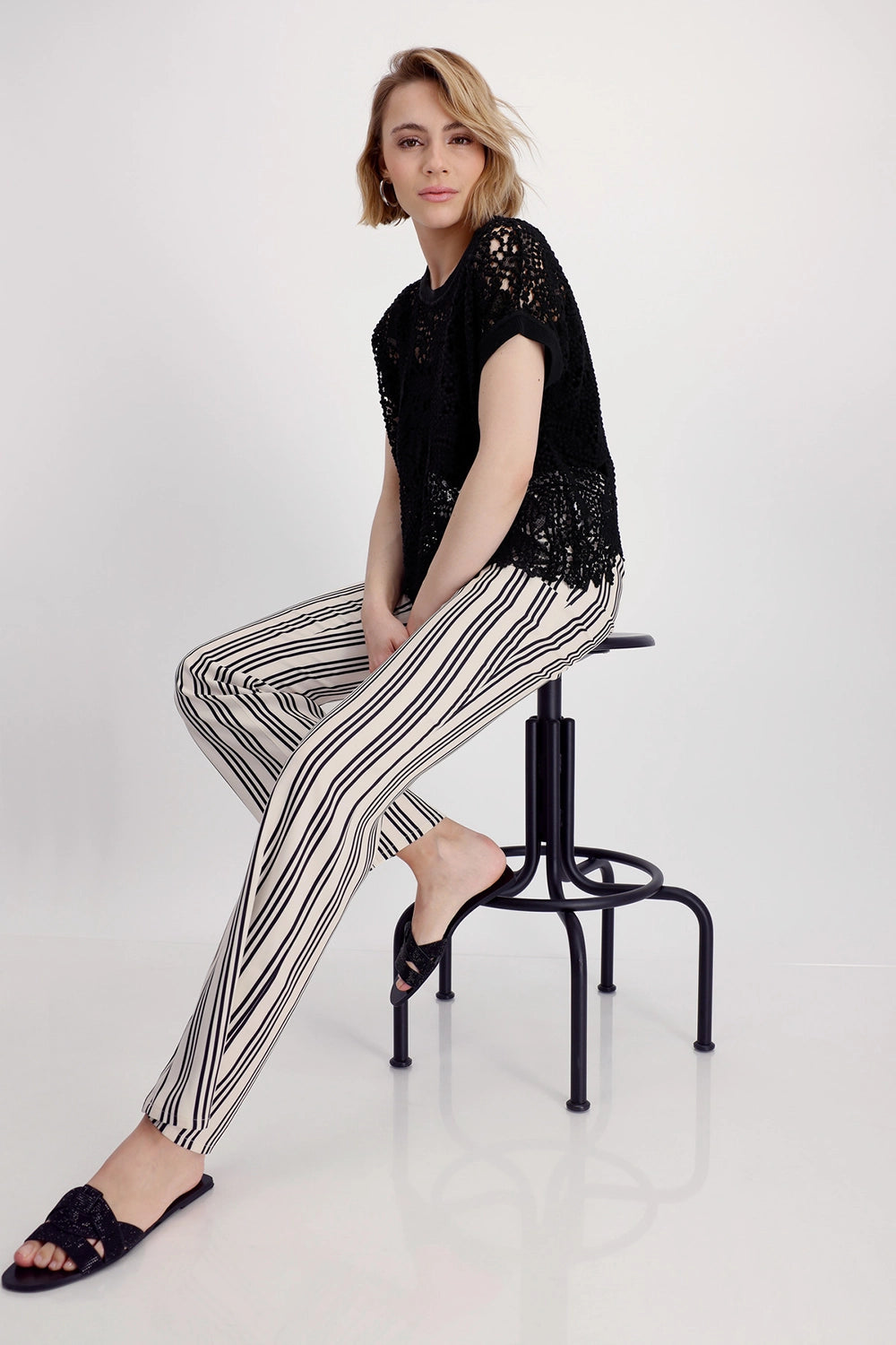 Monari Short-sleeved Top with lace detail 409994