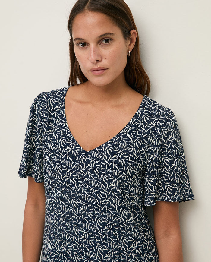 Yerse Short Sleeve Crepe Dress in Navy Leaves 44826
