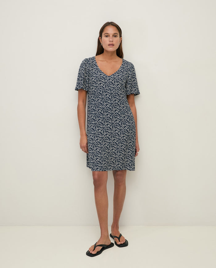 Yerse Short Sleeve Crepe Dress in Navy Leaves 44826