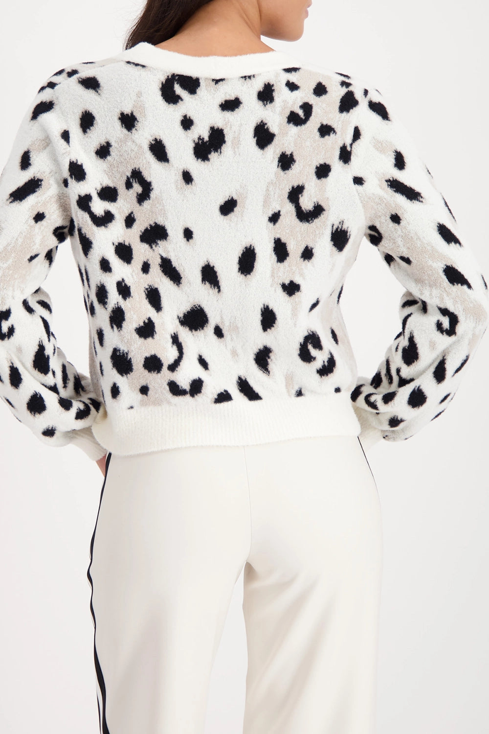 Monari Fluffy Cardigan With Leopard Pattern in Off-White Pattern 809524