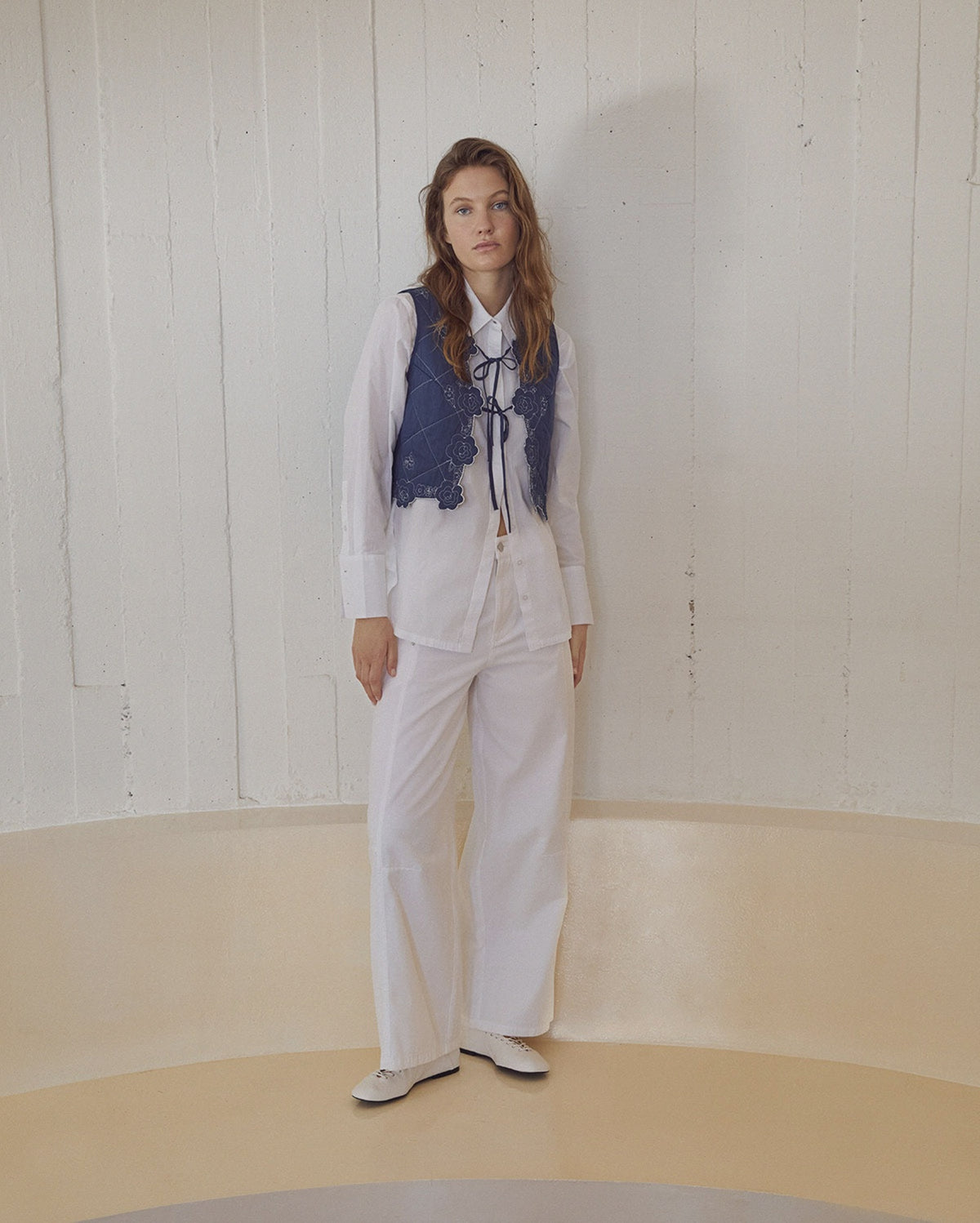 Yerse Cotton Barrel Trousers in White 44859