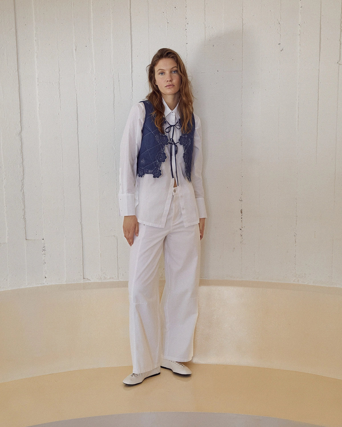 Yerse Cotton Barrel Trousers in White 44859