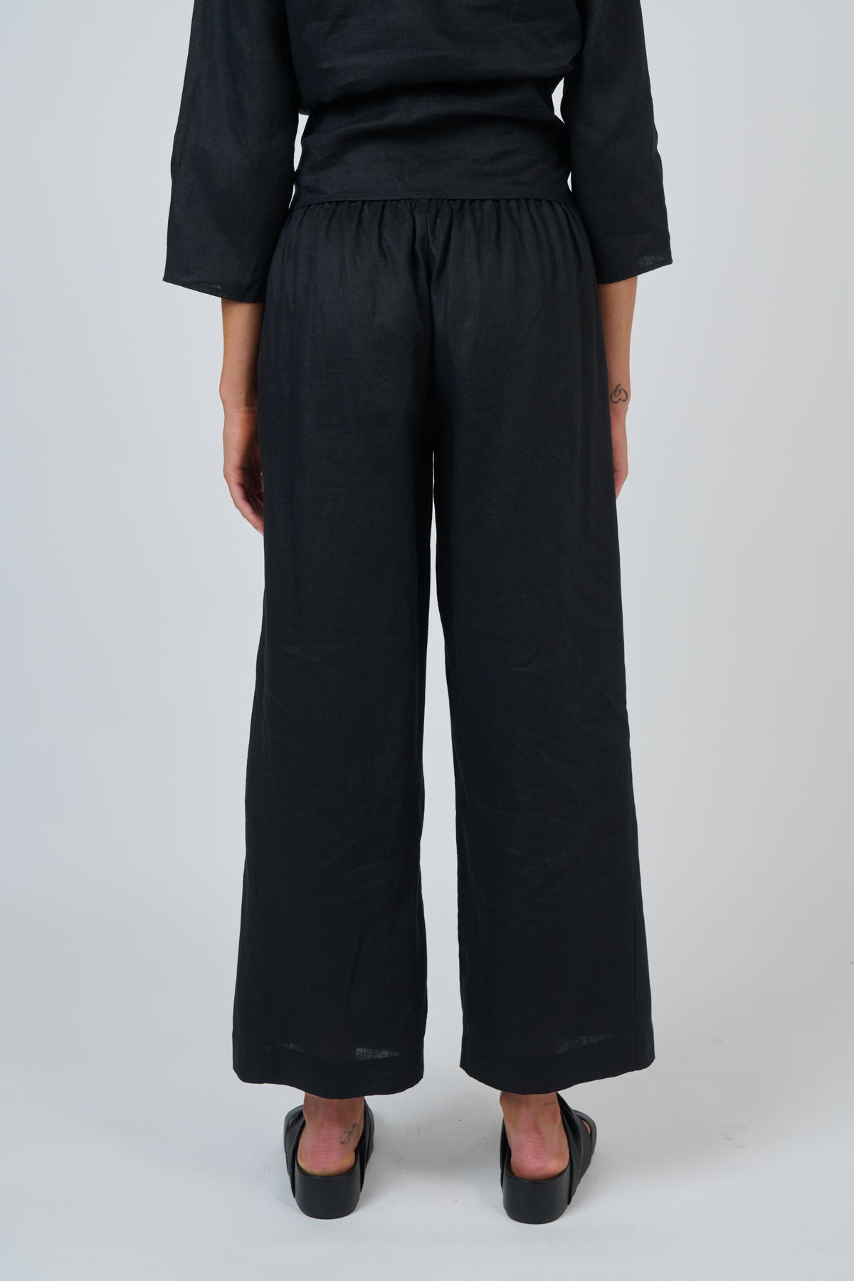 Naturals by O & J Linen Pant in Black GA398