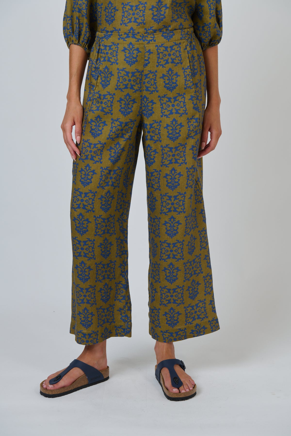 Naturals by O & J Linen Pant in Motif GA398