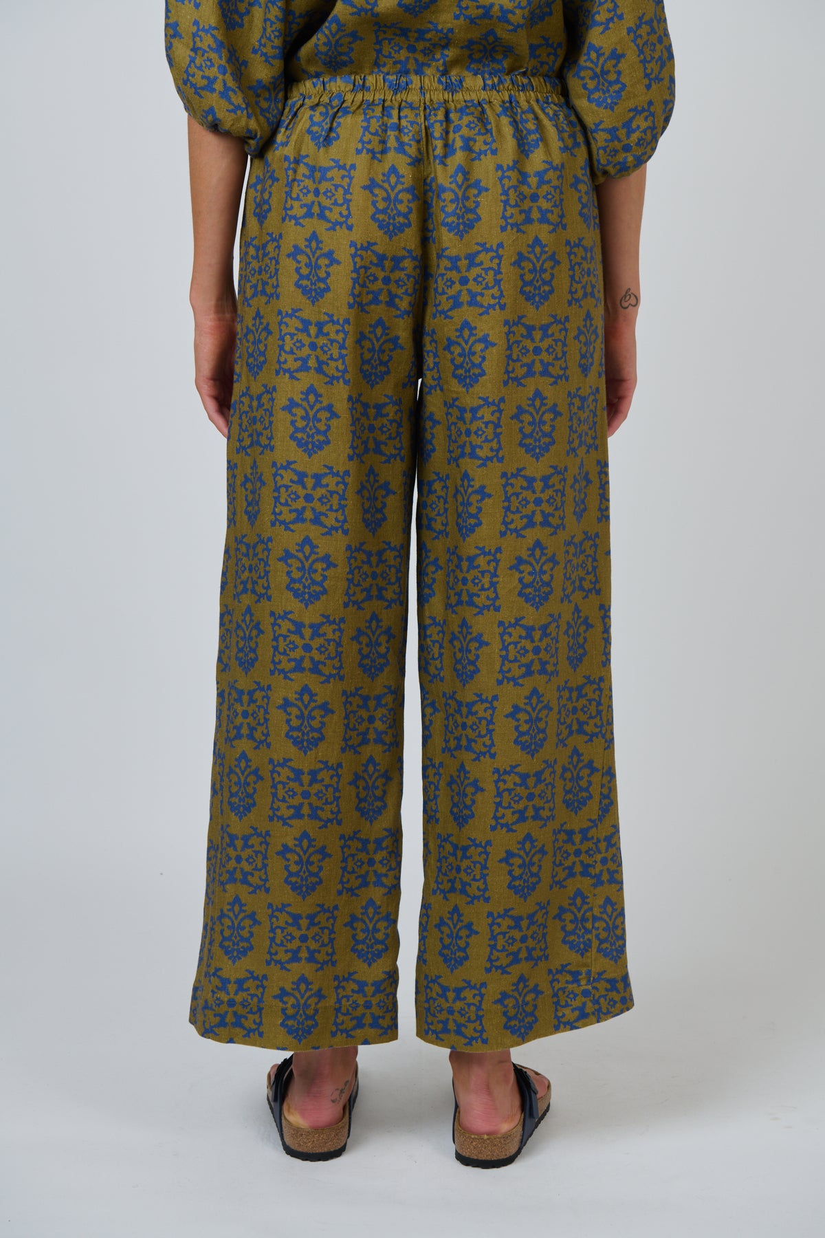 Naturals by O & J Linen Pant in Motif GA398