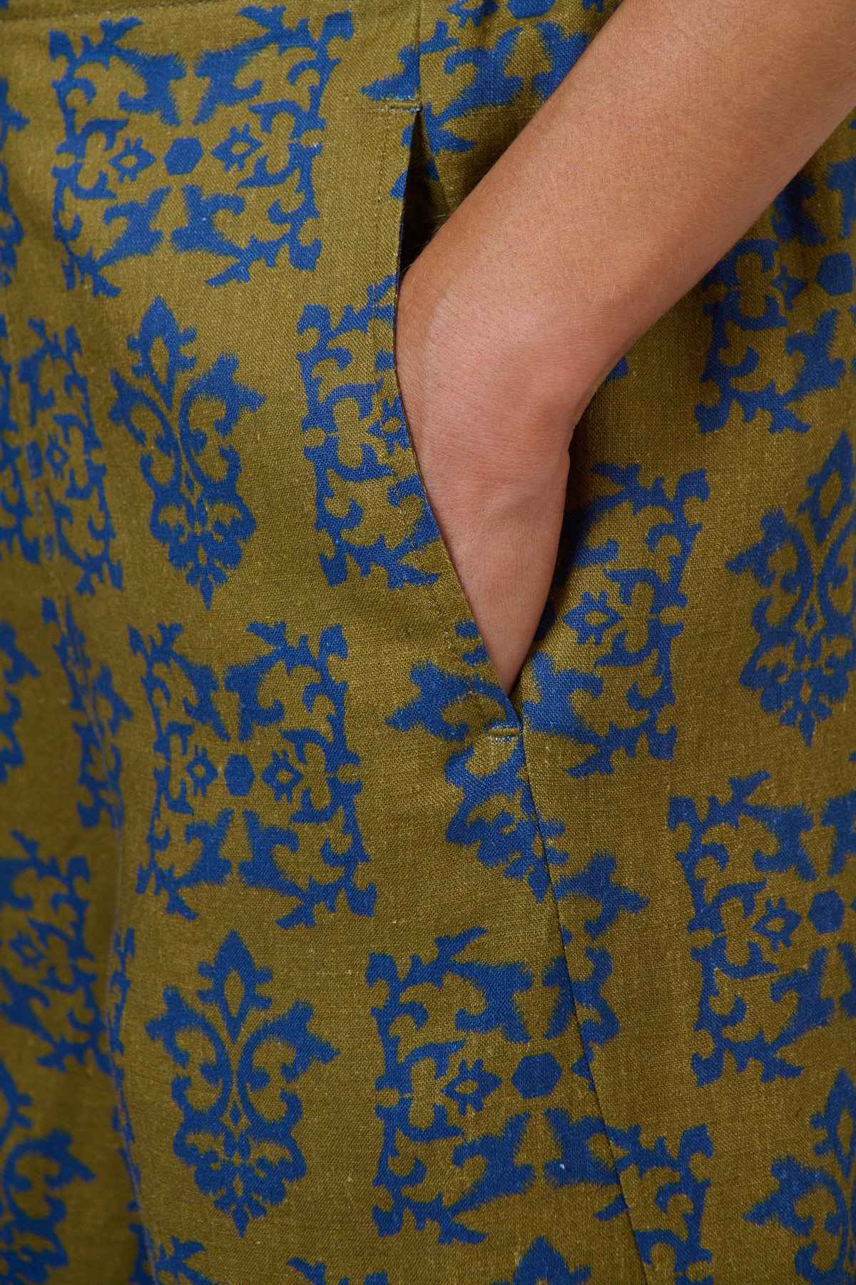 Naturals by O & J Linen Pant in Motif GA398