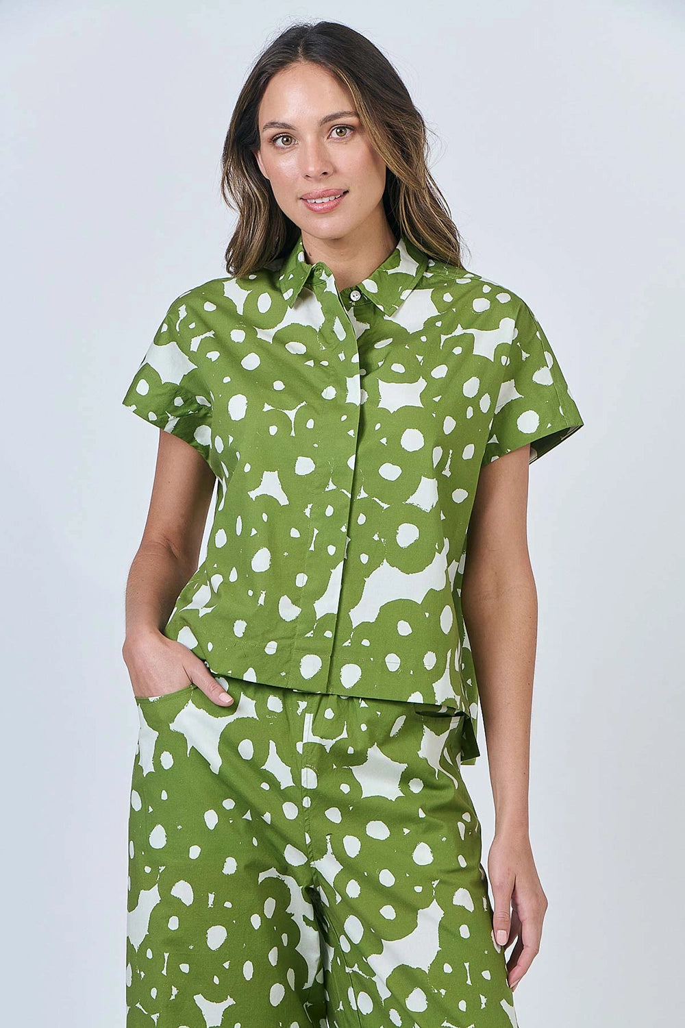Naturals by O & J Linen Shirt in Moss Barnacles GA533