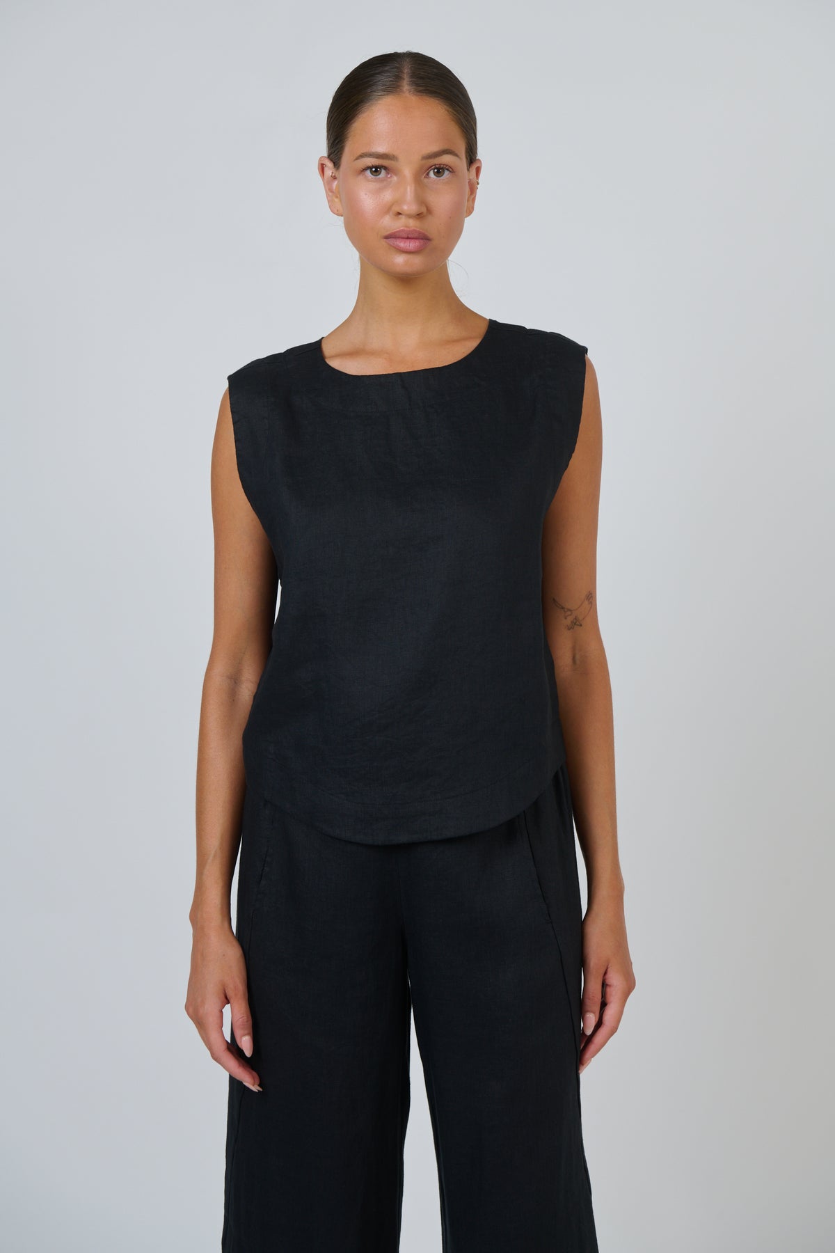 Naturals by O & J Linen Top in Black GA581