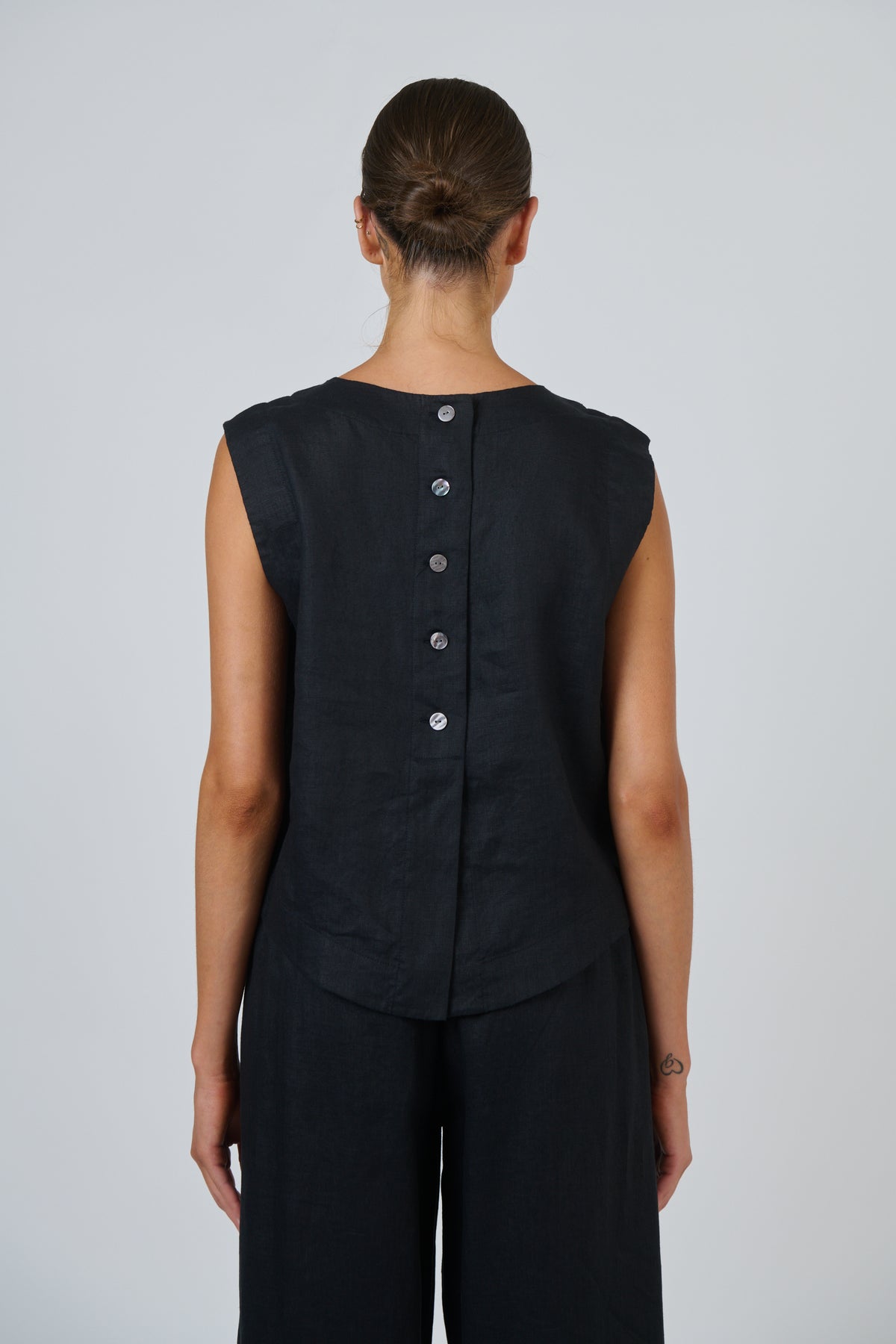Naturals by O & J Linen Top in Black GA581
