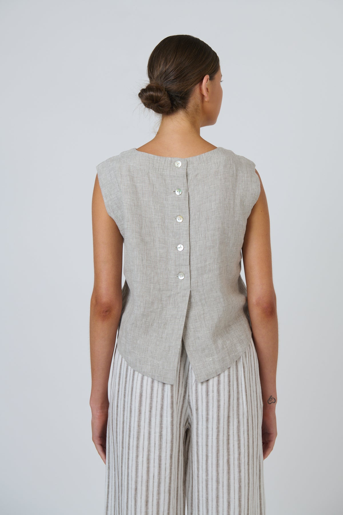 Naturals by O & J Linen Top in Mousse GA581