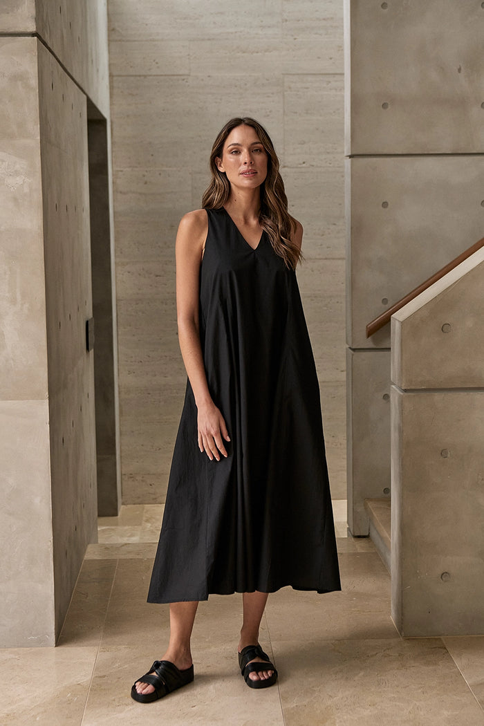 Naturals by O & J Linen Dress in Black GA605
