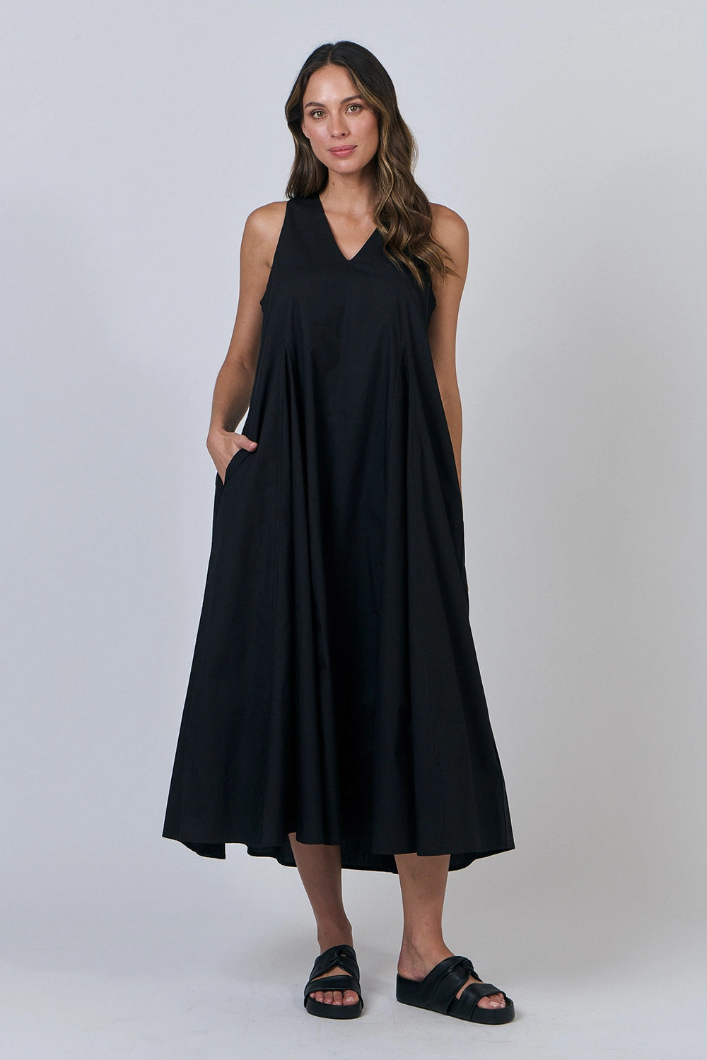 Naturals by O & J Linen Dress in Black GA605