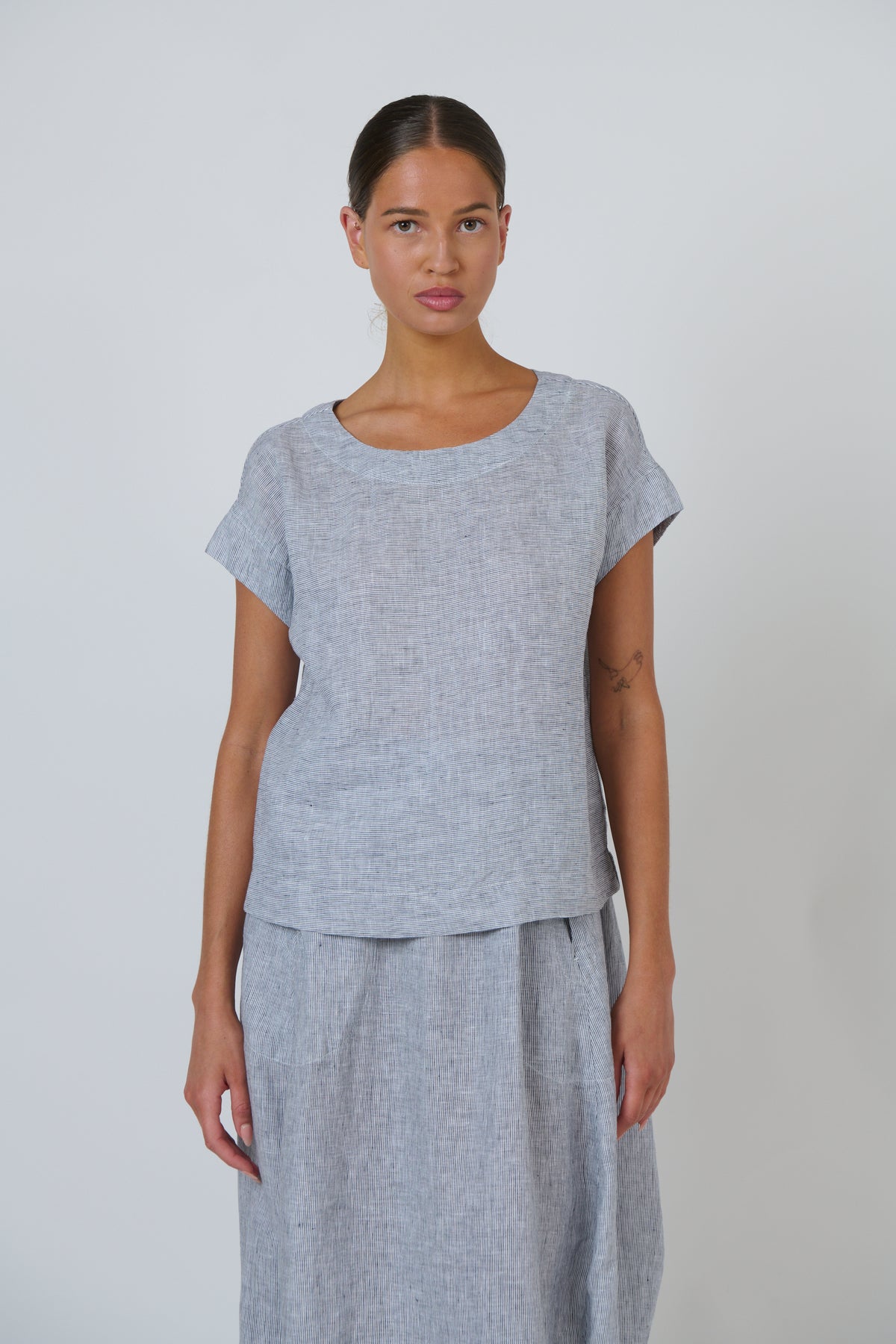 Naturals by O&J Linen Top in Sliver GA686