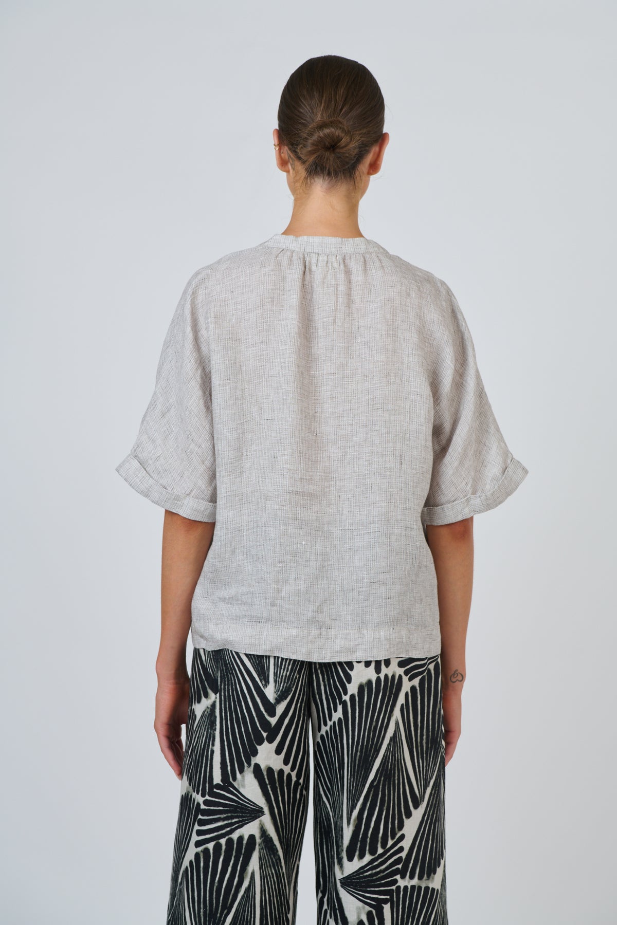 Naturals by O&J Linen Top in Chai GA689