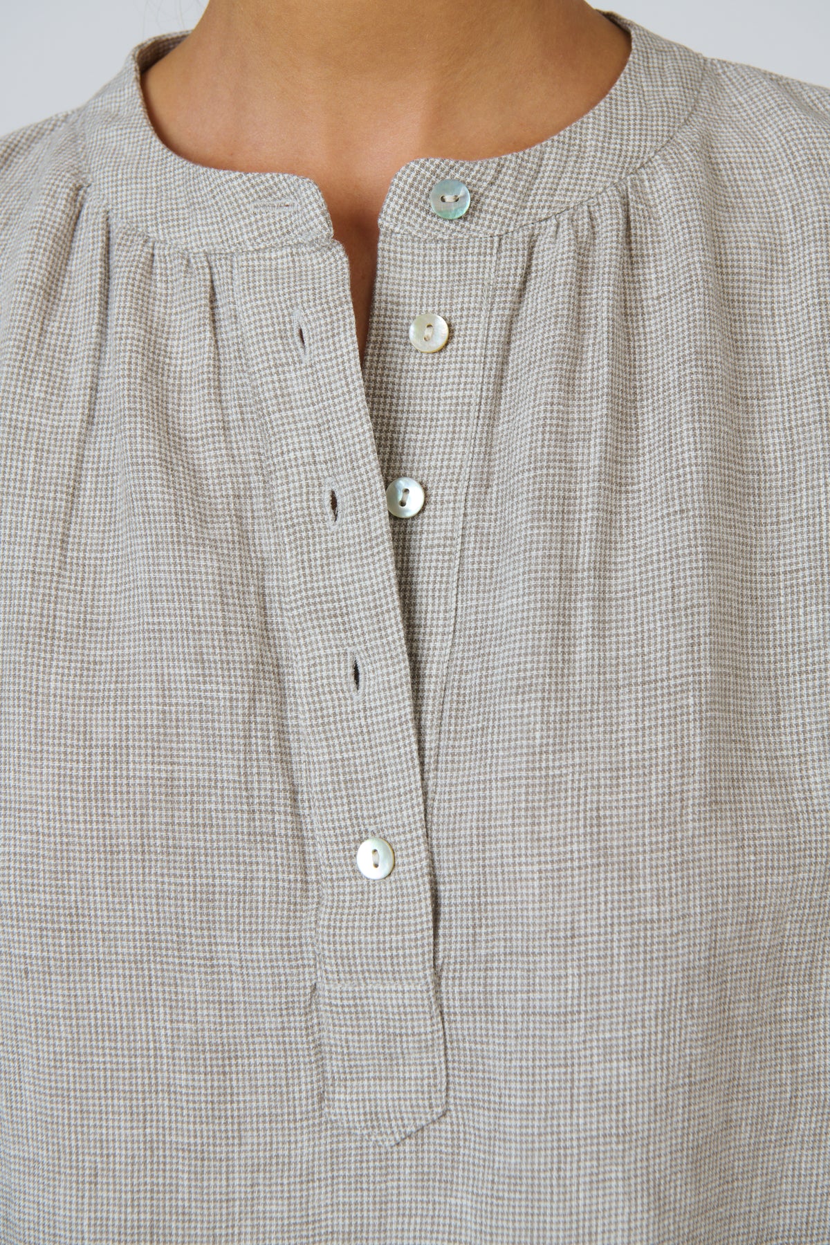 Naturals by O & J Linen Top in Mousse GA689