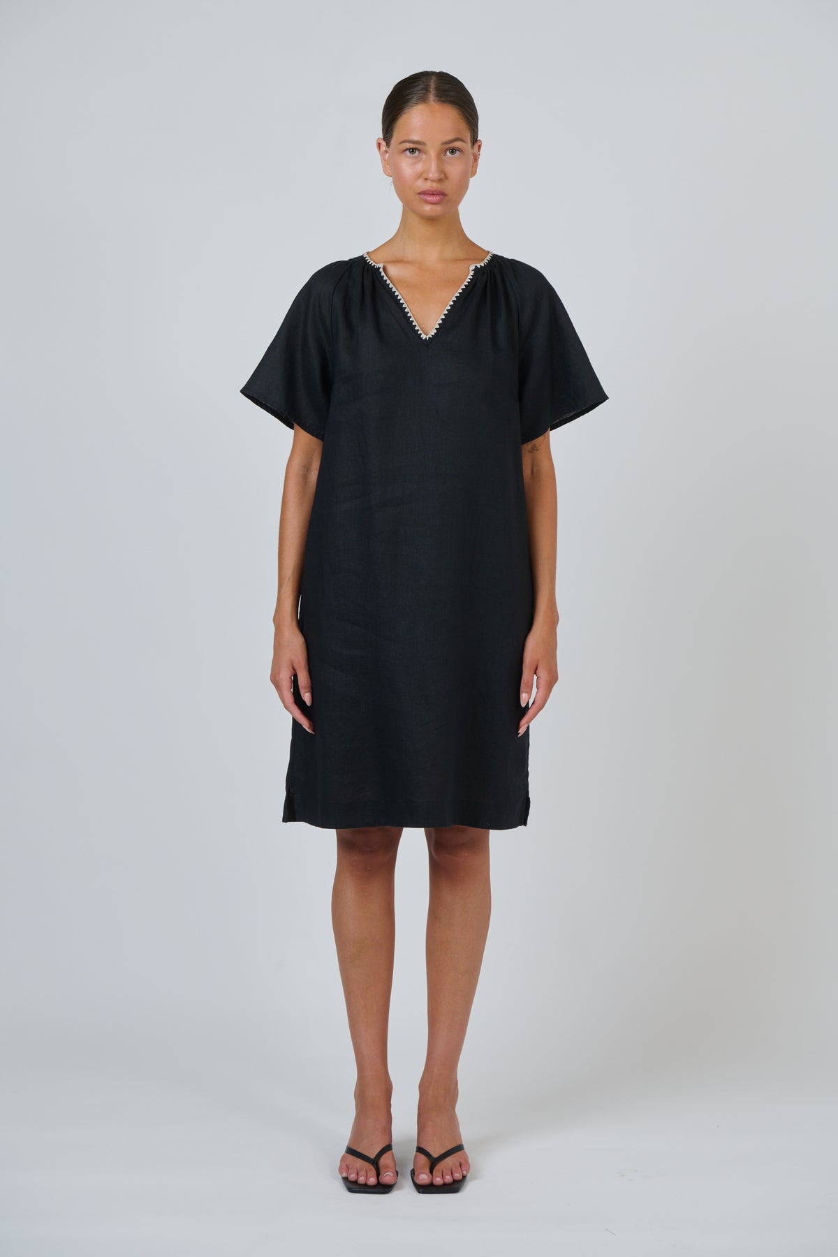 Naturals by O & J Linen Dress in Black GA703