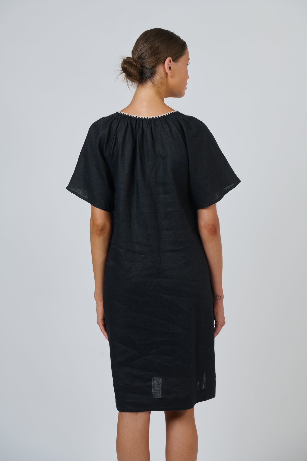 Naturals by O & J Linen Dress in Black GA703