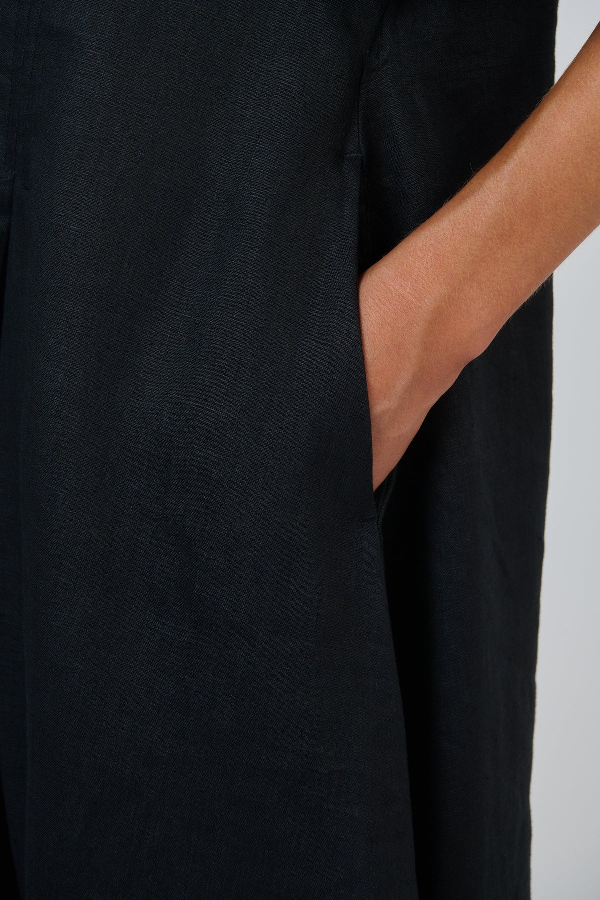 Naturals by O & J Linen Dress in Black GA704