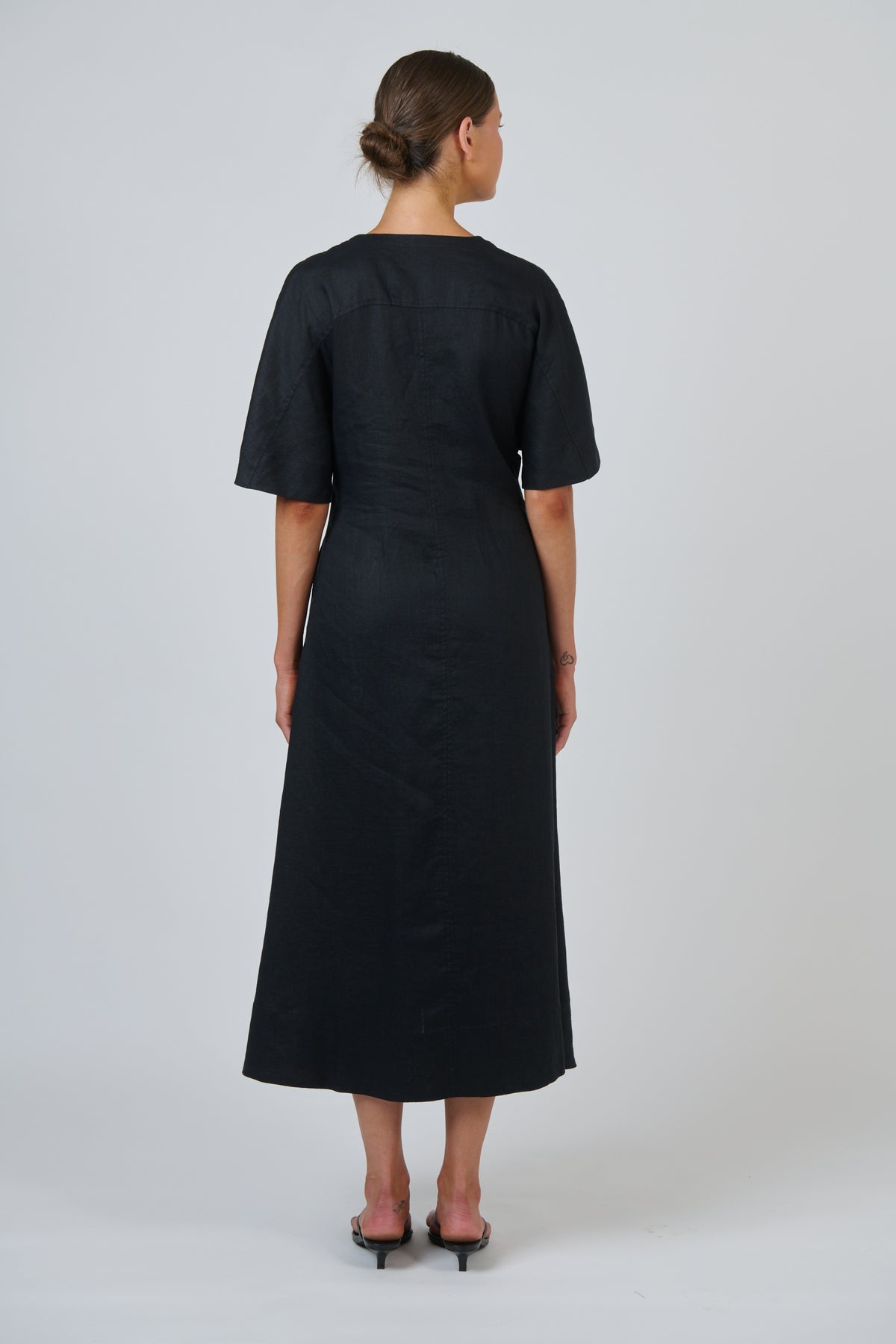 Naturals by O & J Linen Dress in Black GA704