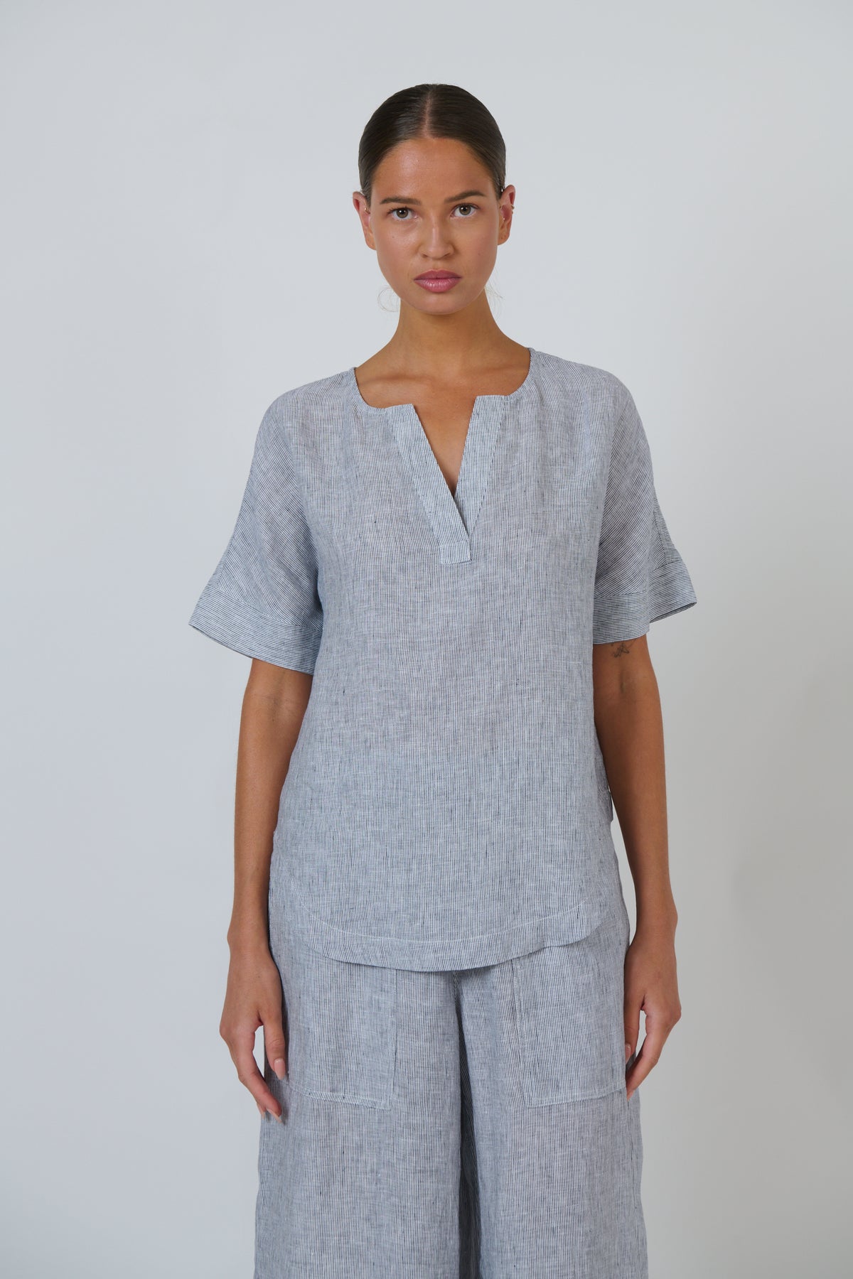 Naturals by O&J Linen Top in Sliver GA718