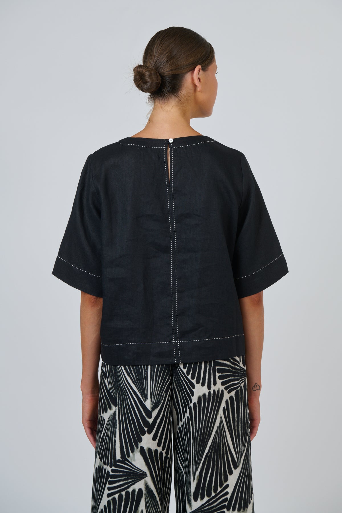 Naturals by O & J Linen Top in Black GA724A
