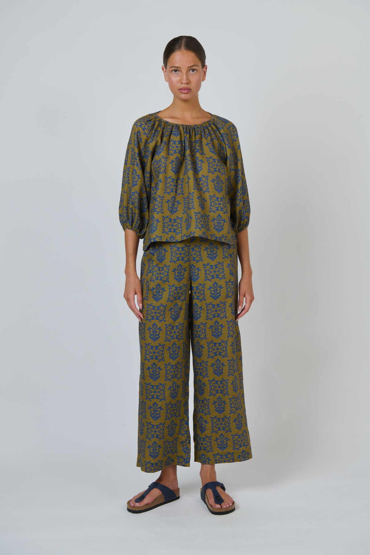 Naturals by O & J Linen Pant in Motif GA398