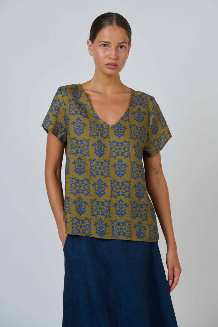 Naturals by O & J Linen Top in Motif GA729