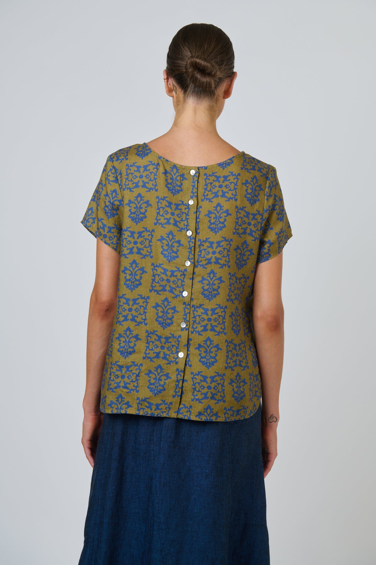 Naturals by O & J Linen Top in Motif GA729