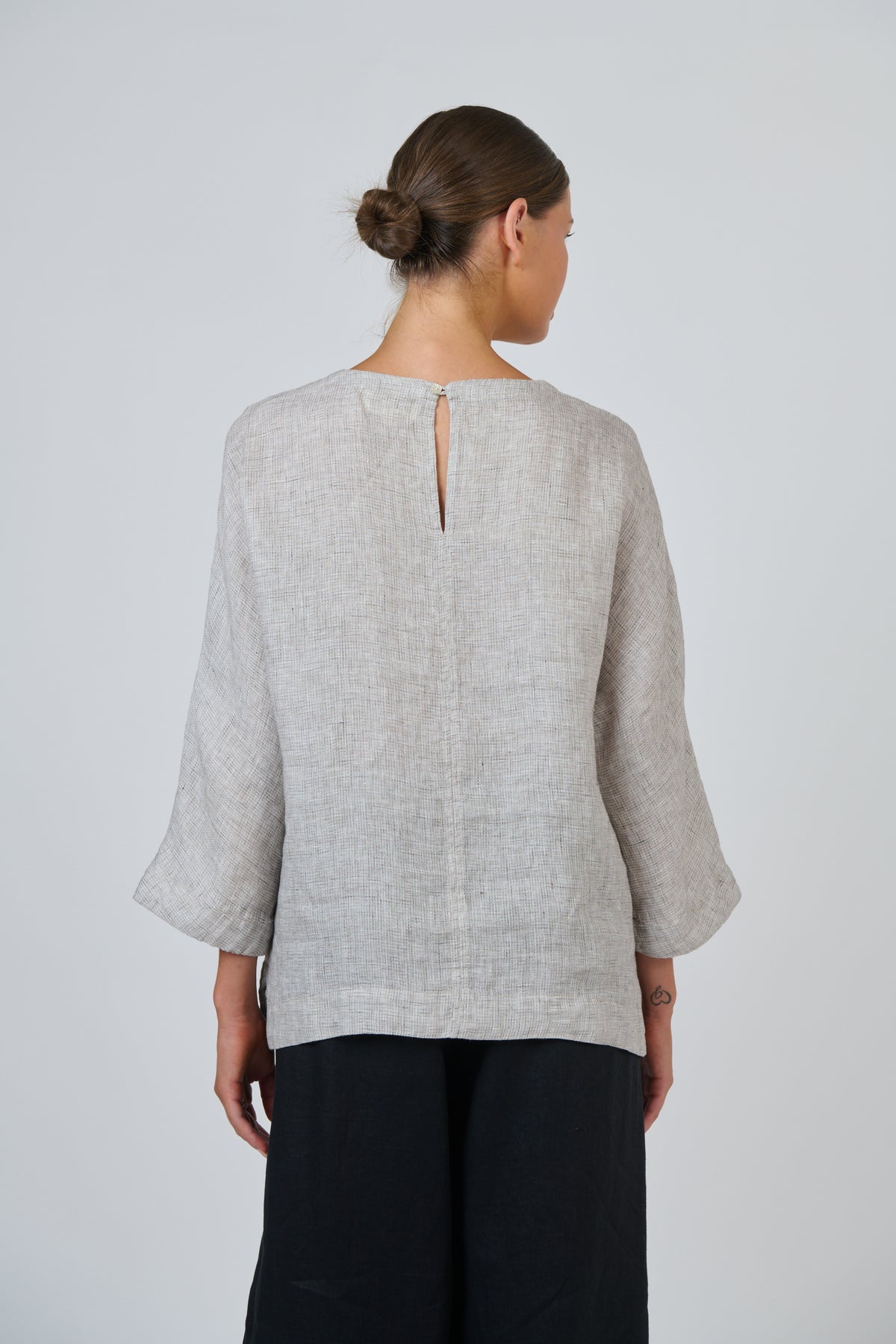 Naturals by O & J Linen Top in Chai GA730