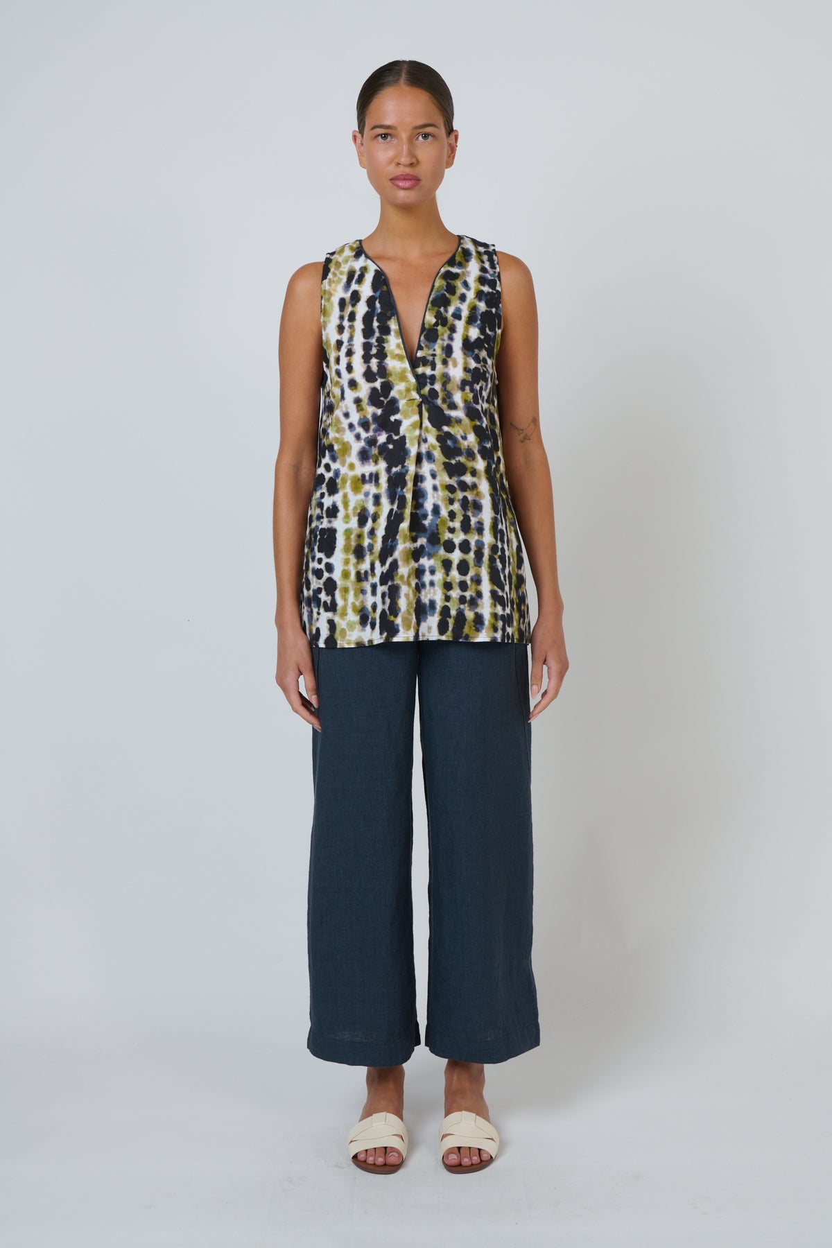 Naturals by O&J Linen Pant in Gunsmoke GA398