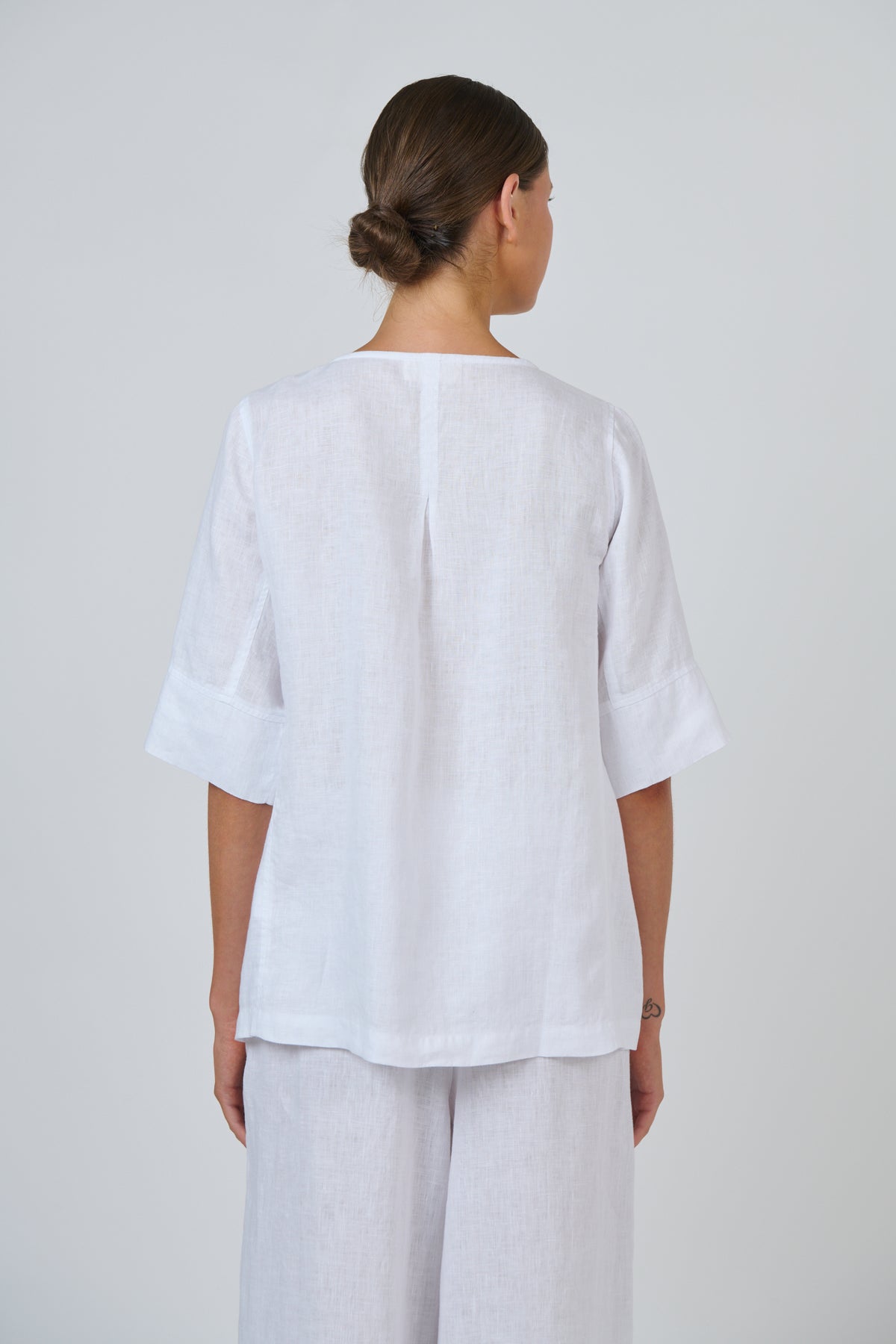 Naturals by O & J Linen Shirt in White GA739