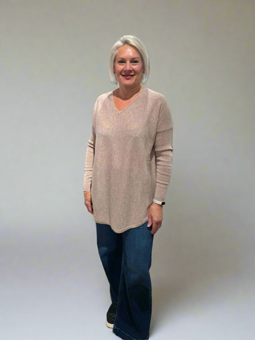 Bridge & Lord Queen Vee Curved Hem Pullover BL5655