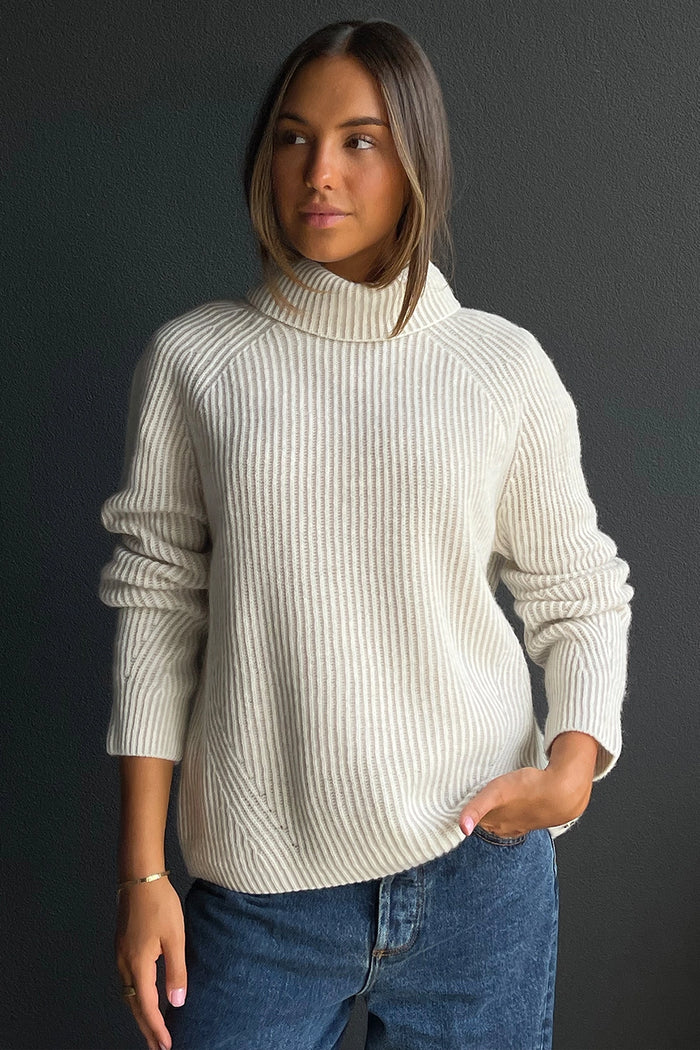 Mia Fratino Ren Rollneck 25919