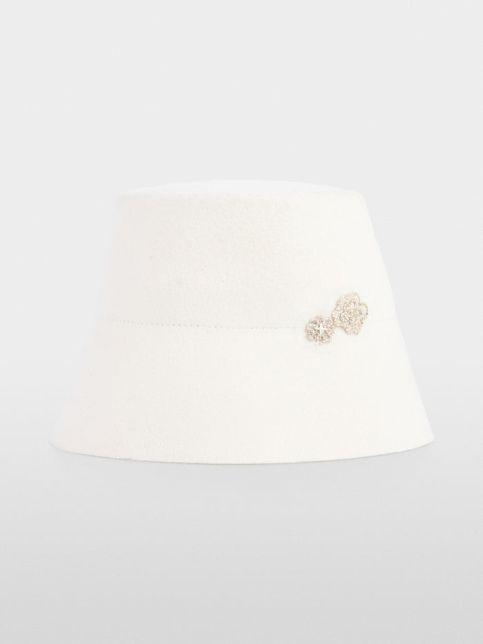 Marc Cain Bucket hat with flower appliqué in Off White ZC H1.05 Z23