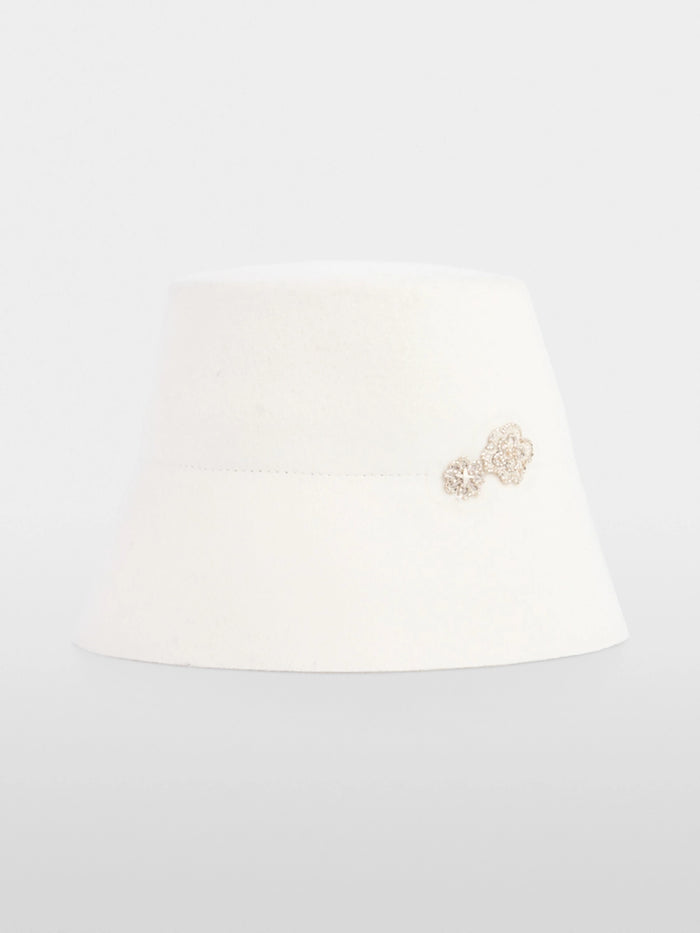 Marc Cain Bucket hat with flower appliqué in Off White ZC H1.05 Z23